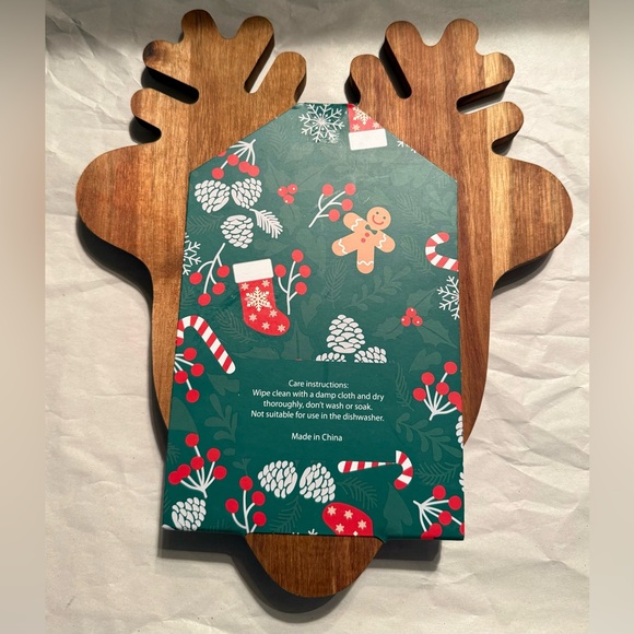 Grandma Beware Reindeer Wood Cheeseboard Set with Utensils - Picture 4 of 4